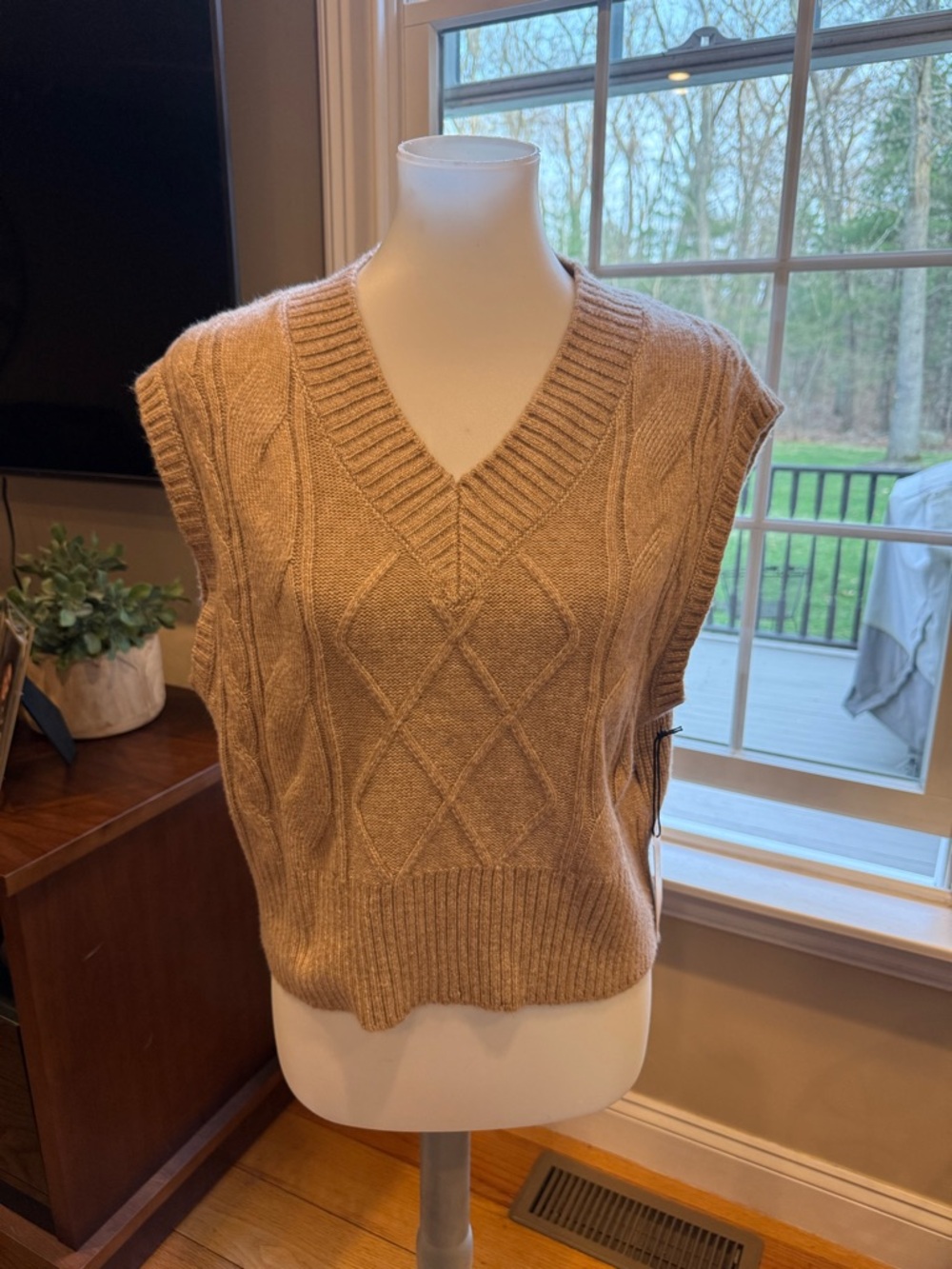 NWT 🏷️ Sleeveless V-Neck Cable Knit Sweater Vest - Camel